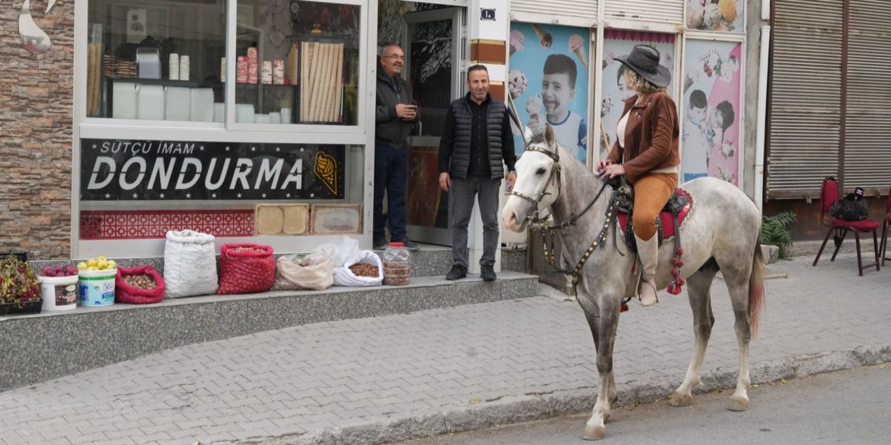 Atlı kadın muhtar, kovboy tarzıyla mahallede ziyarette