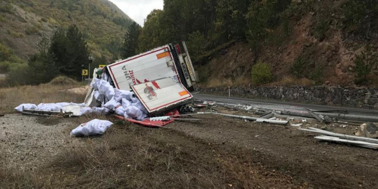 Plastik boru yüklü tır kontrolden çıkarak devrildi