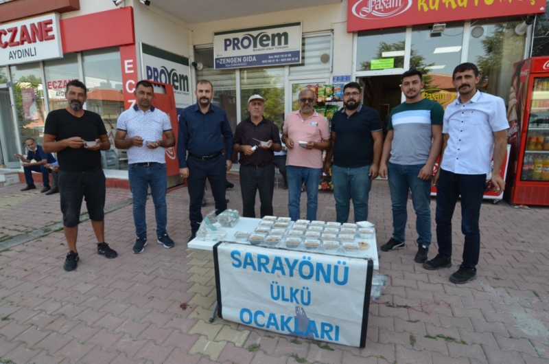 Ülkü ocakları aşure dağıttı