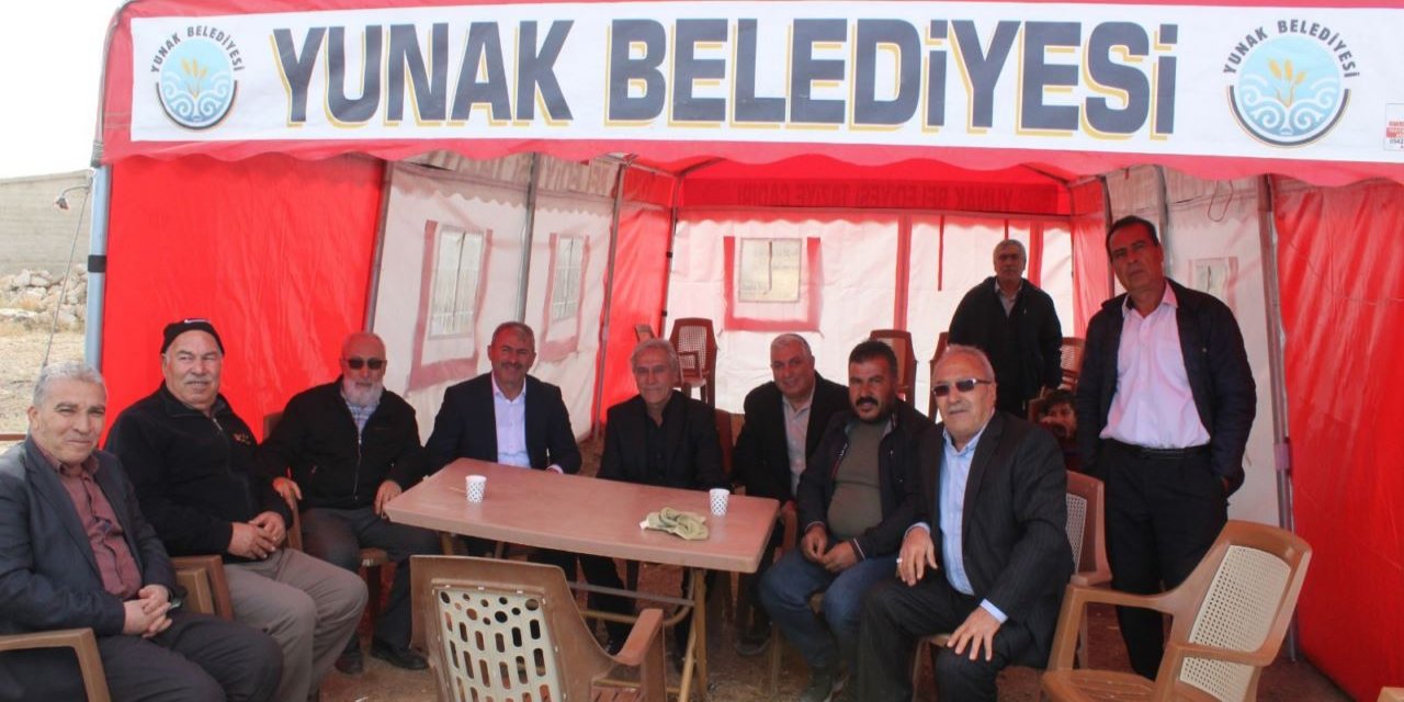 Yunak Belediye Başkanı Günaltay, halkla bir arada