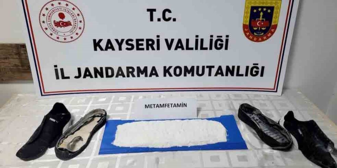 Ayakkabıda 1 kilo uyuşturucu yakalandı