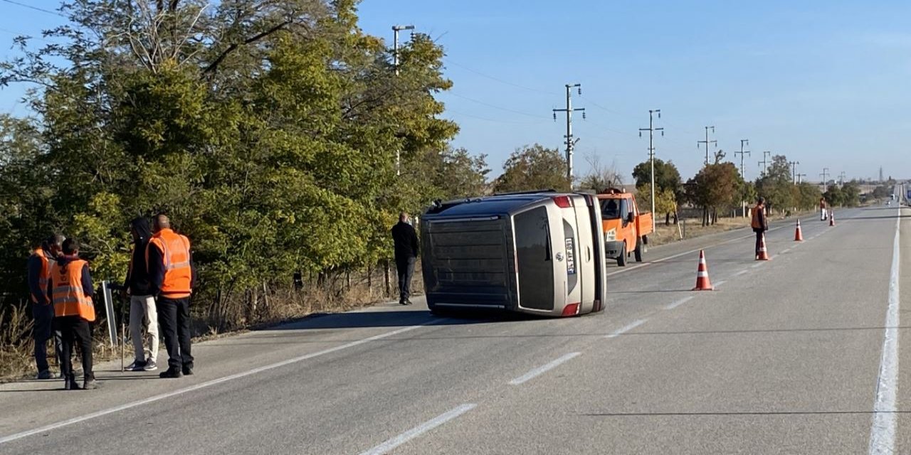 Uyuyan sürücünün minibüsü devrildi