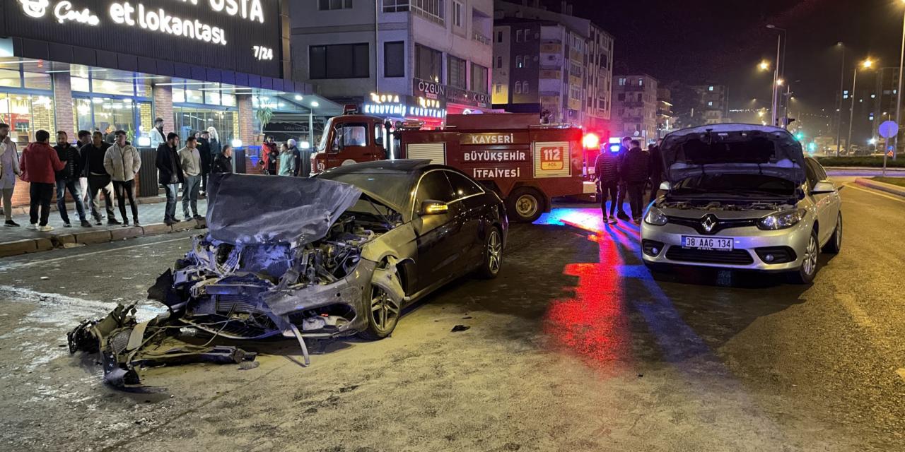 Kayseri'de 3 araca çarpan otomobil yangın çıkardı; 4 kişi yaralandı