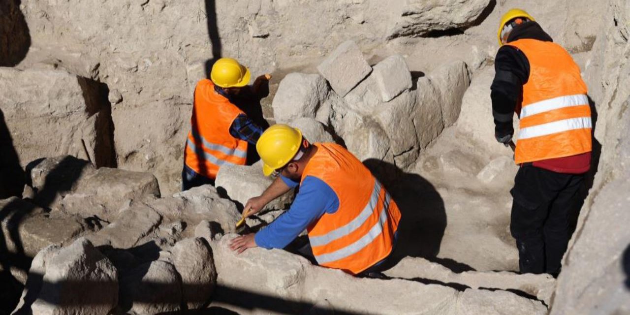 Kapadokya’da kapalı yolda toplu mezar ortaya çıktı