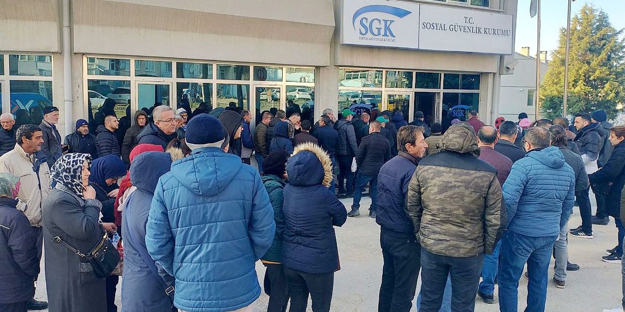 SGK önlerinde ‘yüksek maaş’ kuyruğu