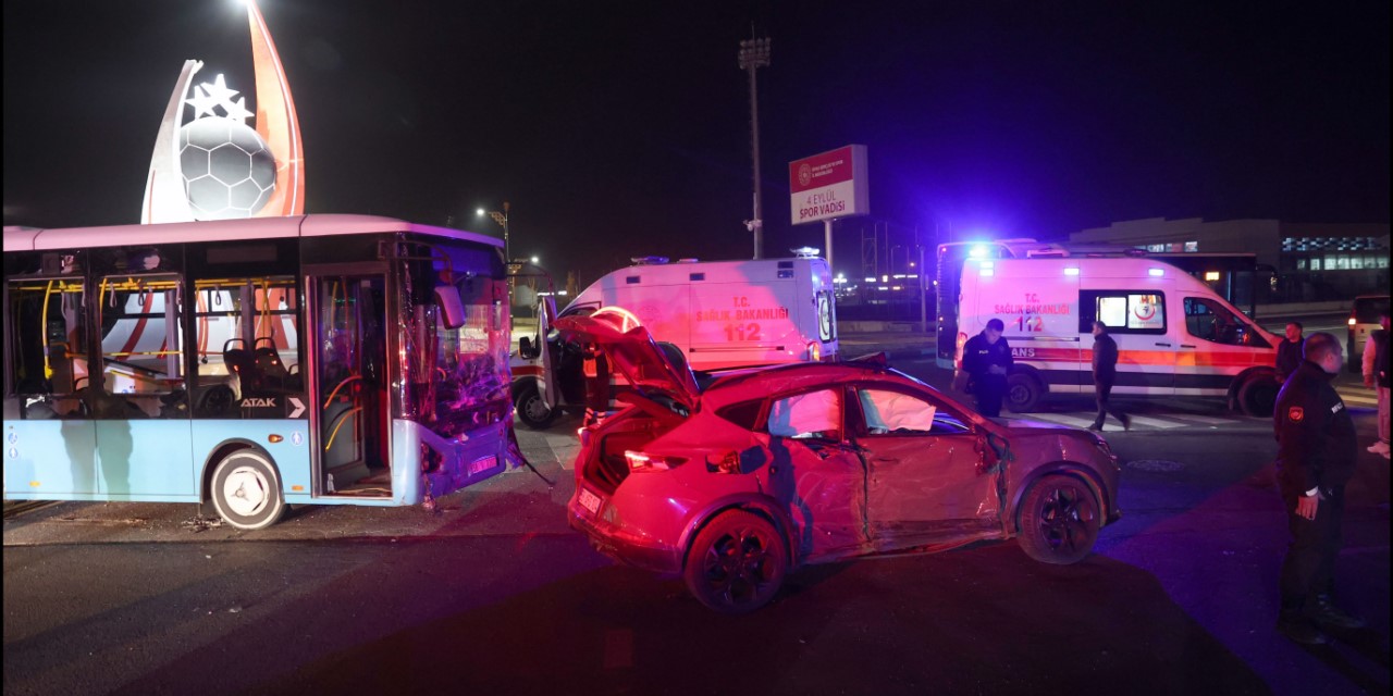 Sivas'ta otomobil ile halk otobüsünün çarpışması sonucu 9 kişi yaralandı!