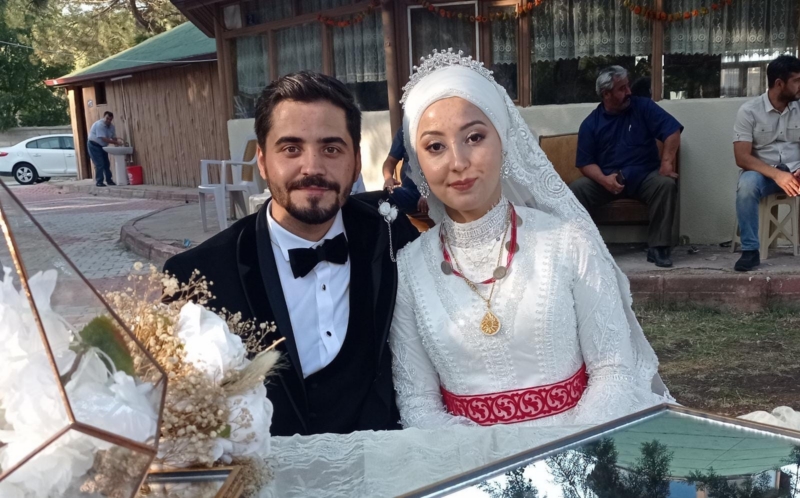 Müzeyyen ve Mustafa dünya evine girdi