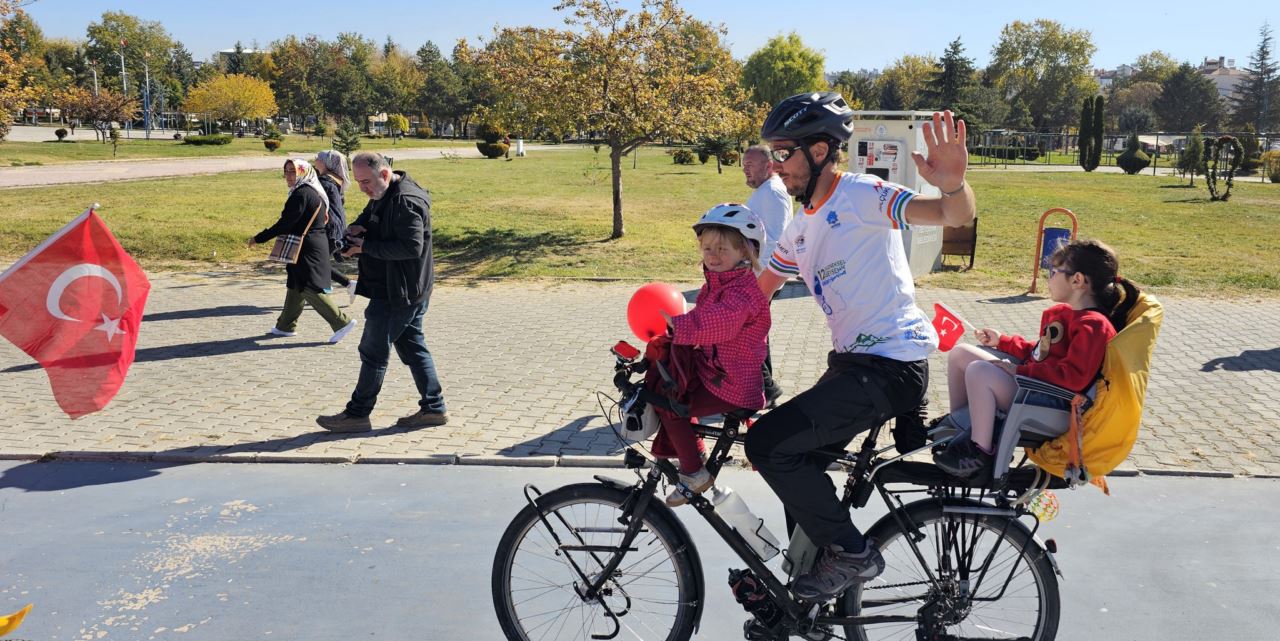 Anne ve babalarıyla dünyayı geziyorlar