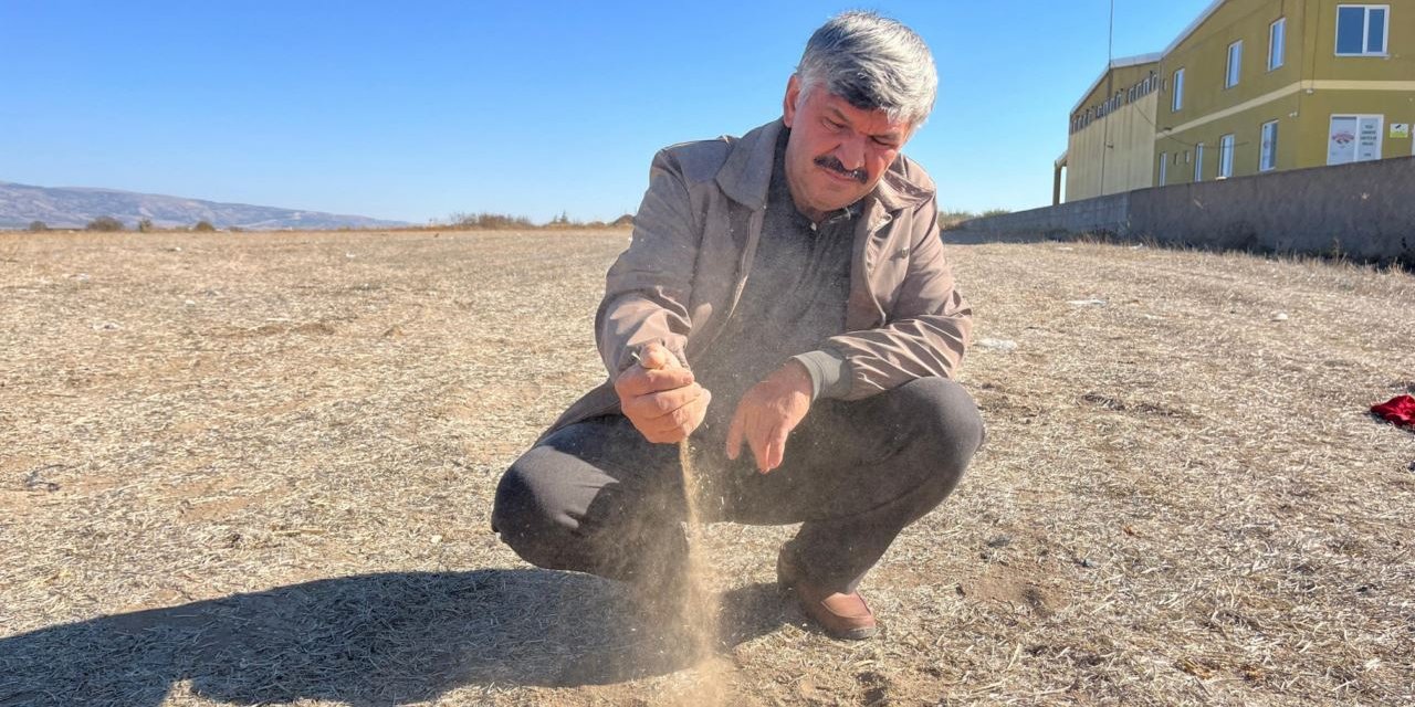 Eskişehirli çiftçiler kuru toprağa ekim yaptı, yağmur için gözlerini semaya dikti