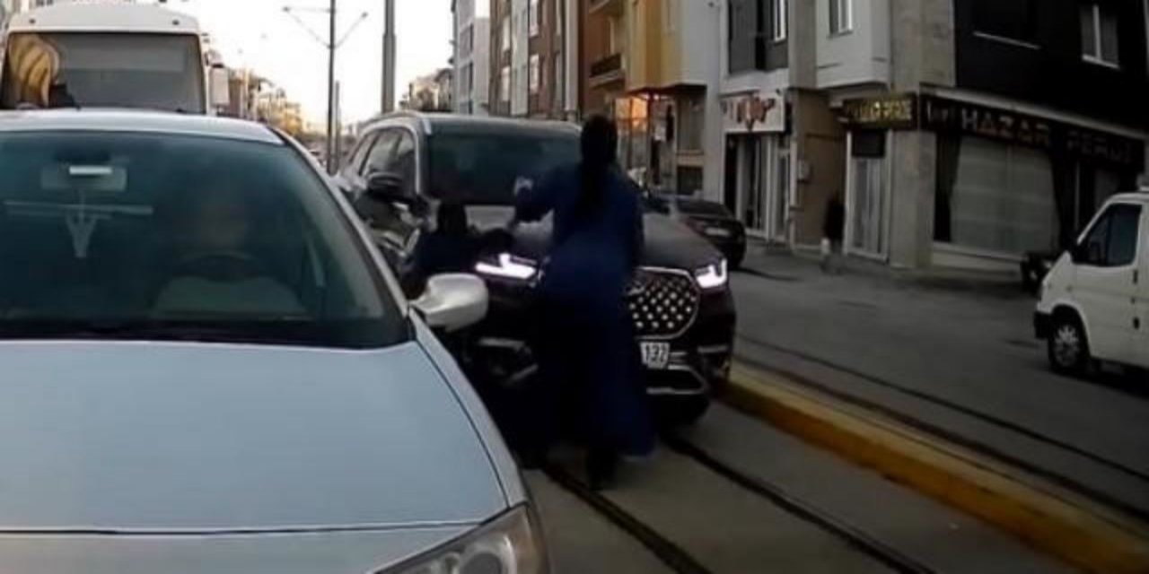 Tramvay yolunda cip dehşet saçtı, anne ve çocuğa saniyelerle hayatı dar etti