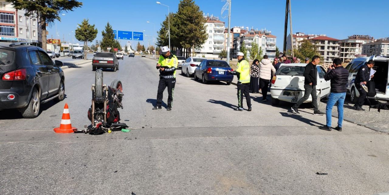 Konya’da motosikletli otomobile çarptı: Kazada sürücü yaralandı