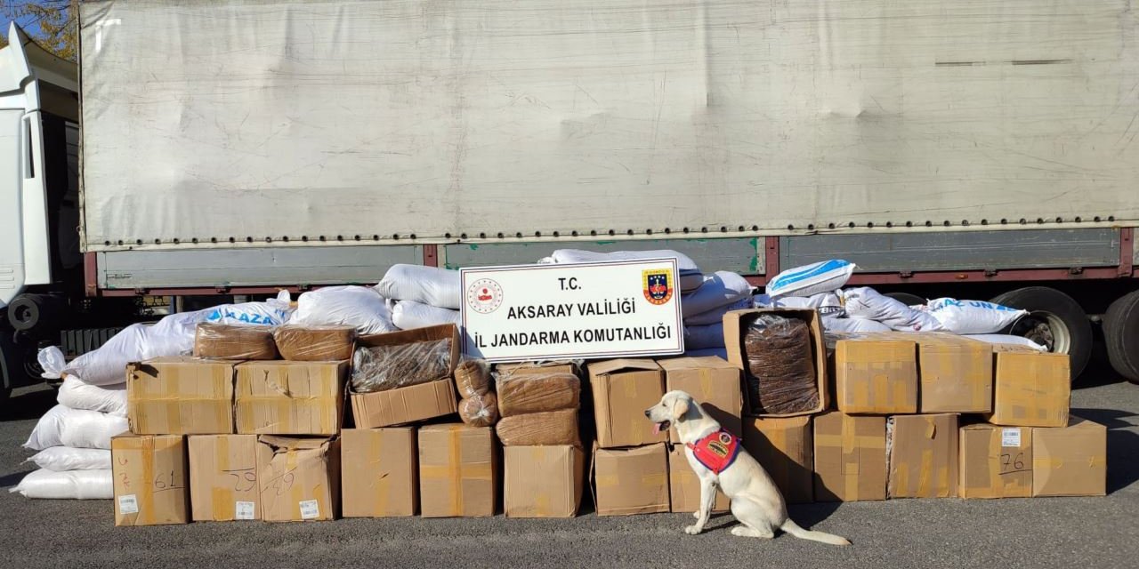 Tır dorsesinde 1,7 ton kaçak tütün yakalandı