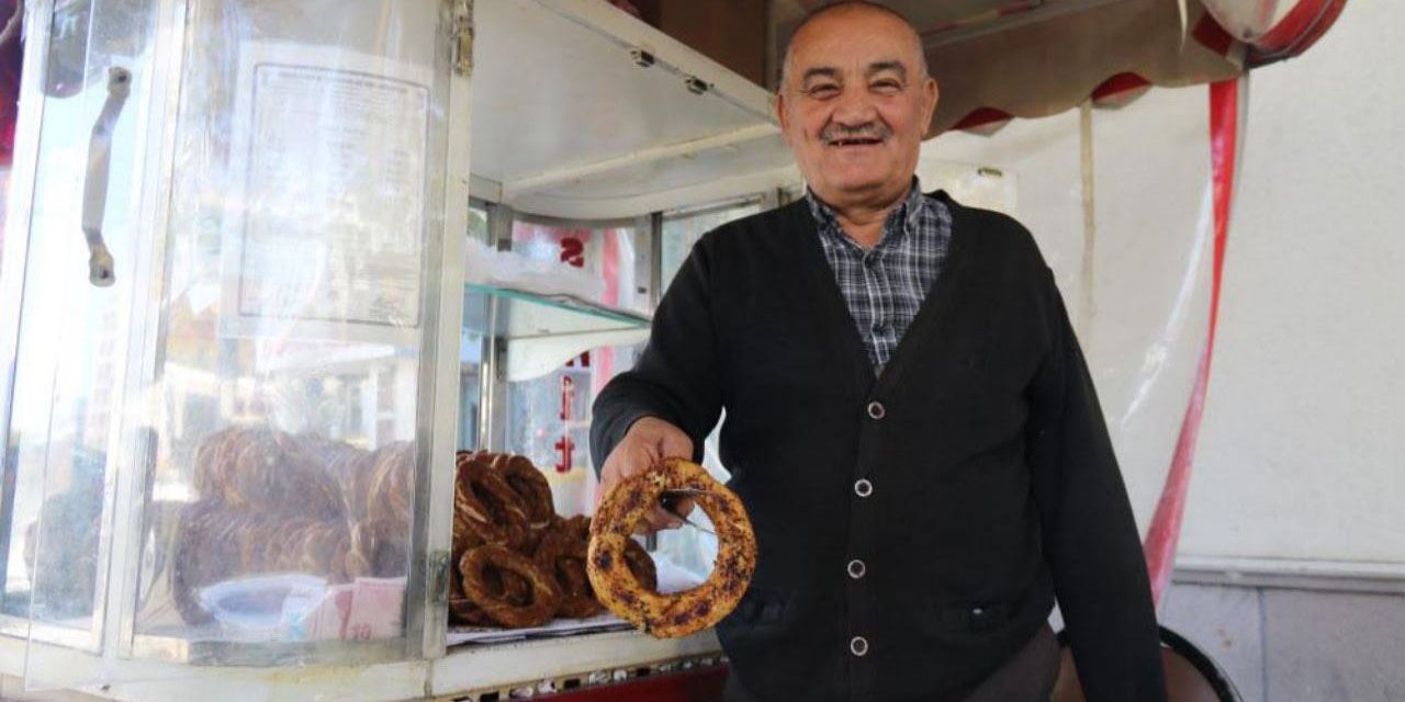 Tek kolu ile hayata tutunan simitçi, azmiyle ilham veriyor