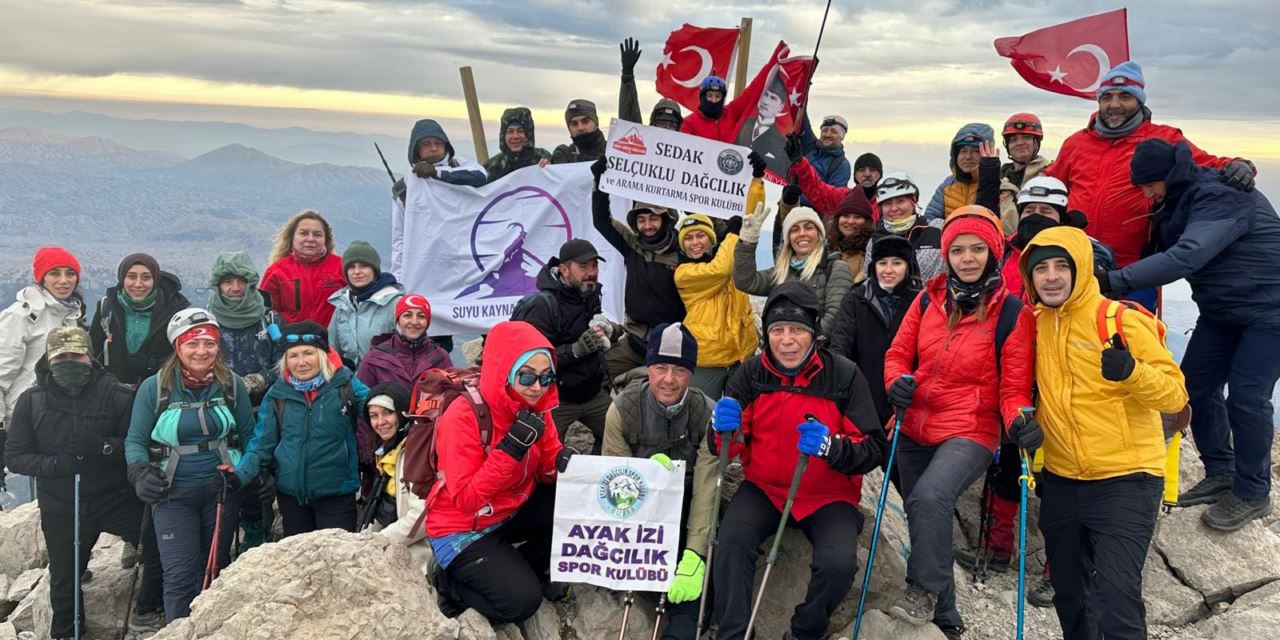 3 bin metre zirvede Atatürk'ü andılar