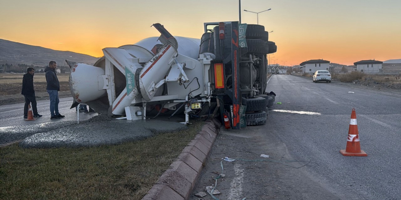 Sivas'ta bir beton mikserinin devrilmesi sonucu sürücüsü yara aldı