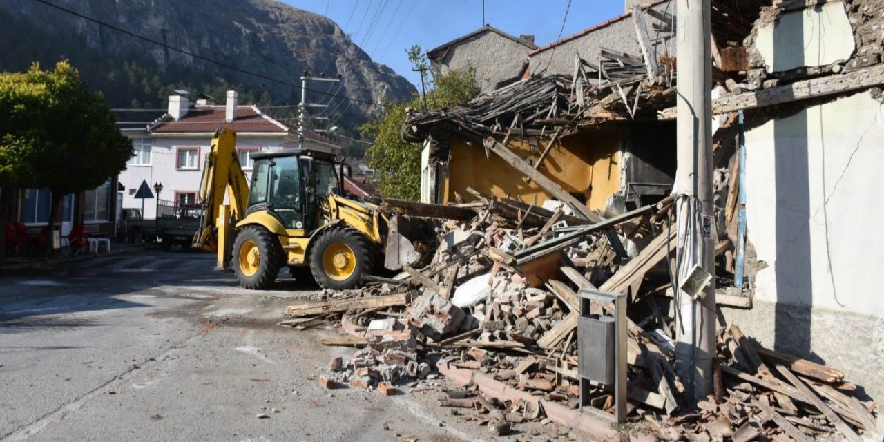 Korku saçan metruk bina yıkıldı