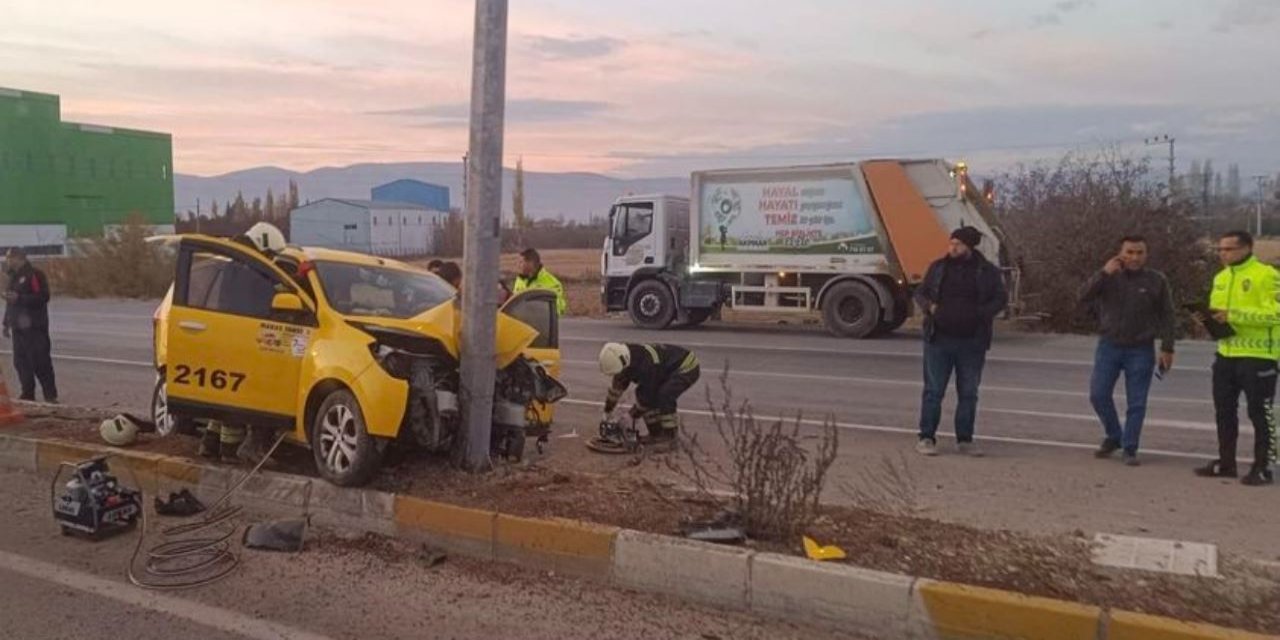 Ticari taksi direğe çarptı, 3 kişi yaralandı