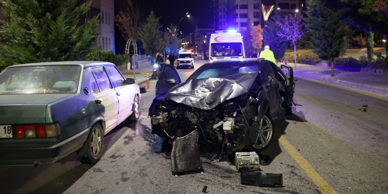 Alkollü sürücü 4 araca çarpıp durdu, olay yeri kaosa döndü