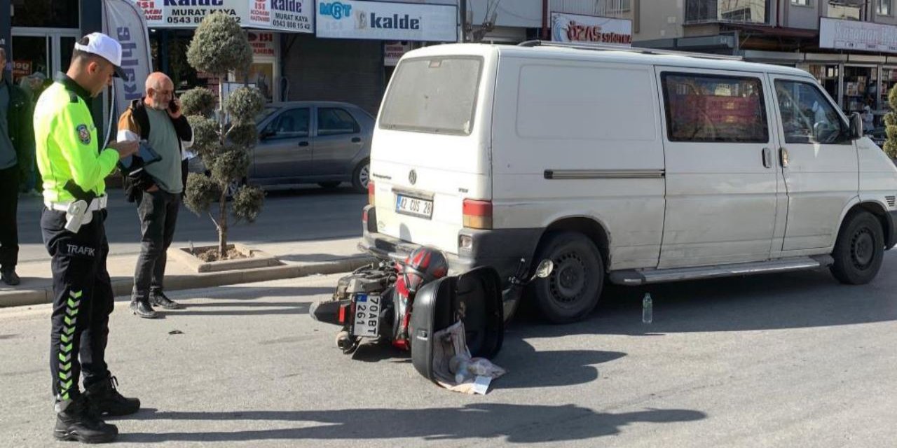 Motosiklet, minibüsün altına girerek sürücüsü yaralandı