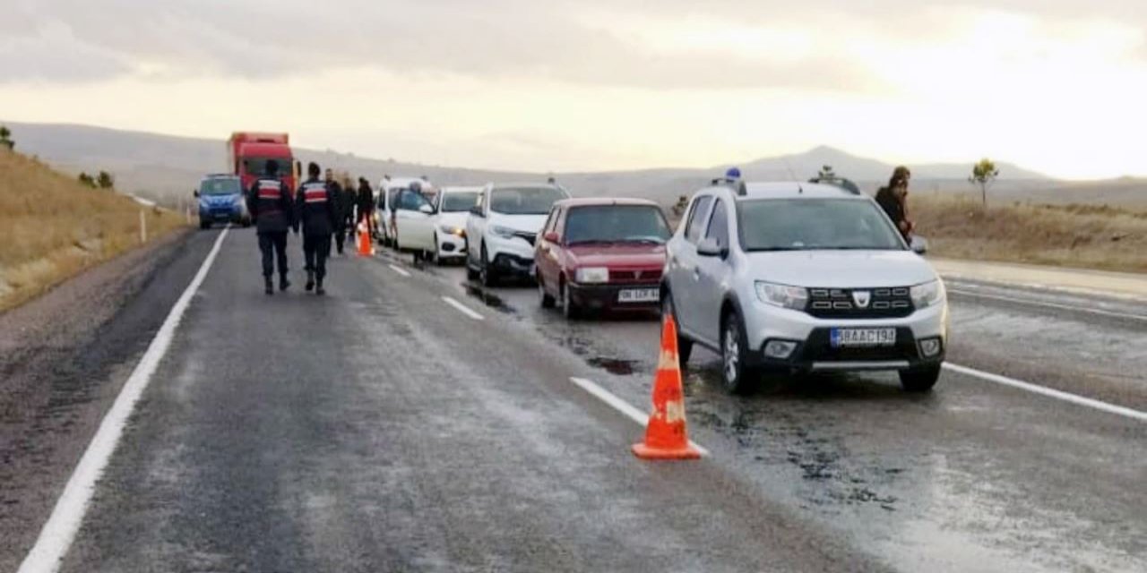 Yoldan çıkan tır trafiği felç etti