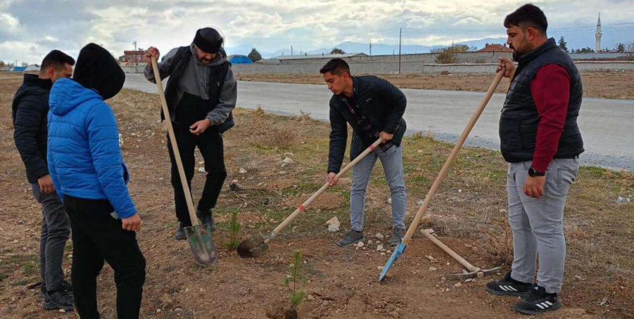 Ülkü Ocakları gelecek için fidanları toprakla buluşturdu