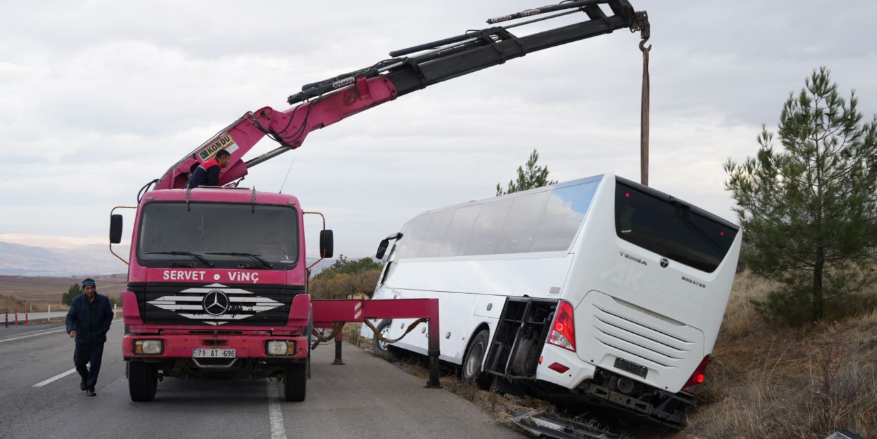 Otobüs şarampole devrildi; kazada 30 kişi yara almadan kurtuldu