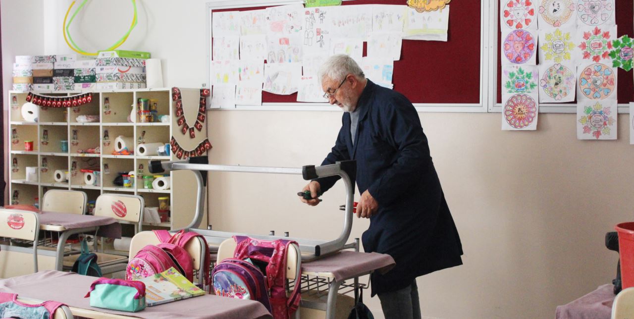 Öğretmeninin meslek aşkı; Emekli oldu, gönüllü çalışıyor