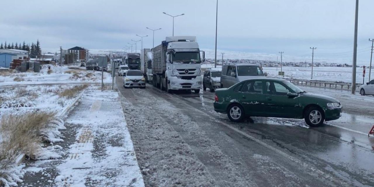 Konya'da kar ve tipi etkisini gösteriyor: Ulaşım zorlukları artıyor