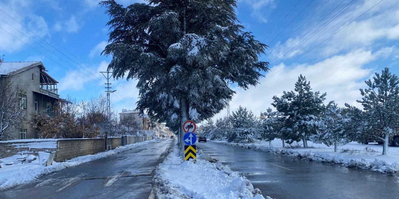 Sarayönü'nde kar yağışı, ulaşımı felç etti