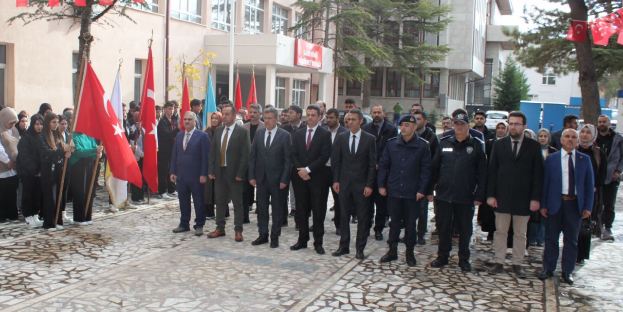 Öğretmenler Atatürk Anıtına çelenk sundu