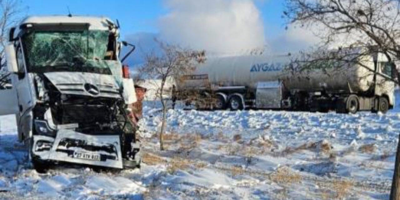 Tır tankere çarptı, 2 kişi yaralandı