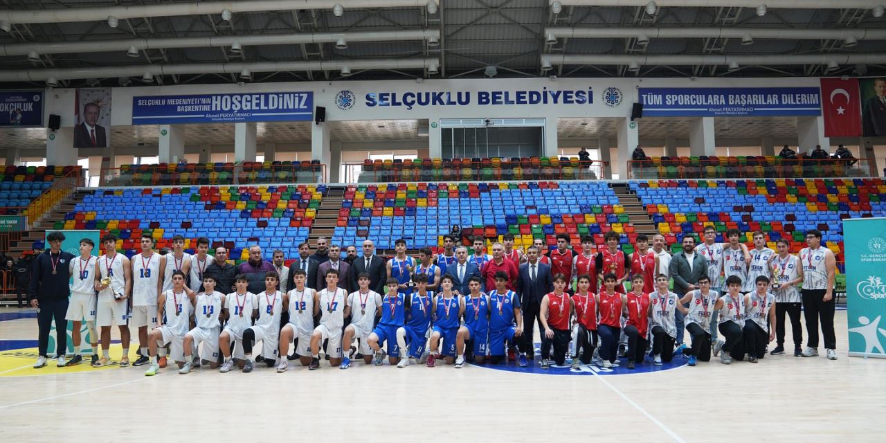 ÖĞRENCİLER KUPALARINI ALDI