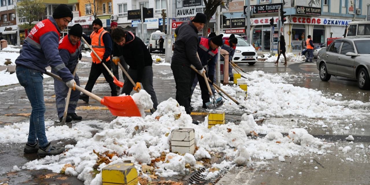 Kar temizleme çalışmaları tüm hızıyla sürüyor