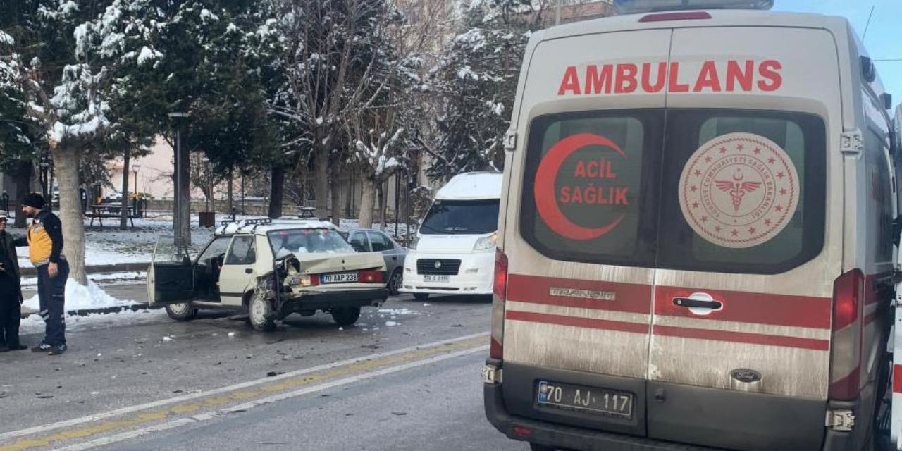 Geri manevra yapan otomobil hafif ticari araca çarptı, 1 kişi yaralandı