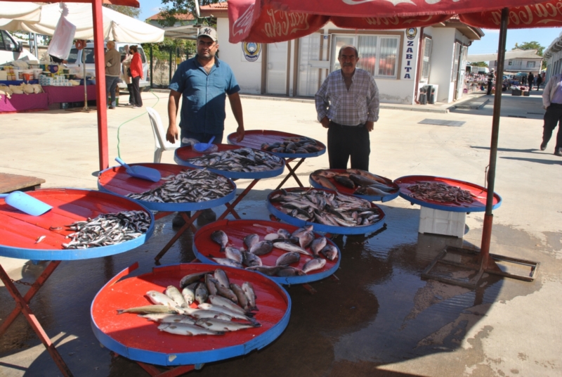 Balık tezgahları havaların soğumasını bekliyor