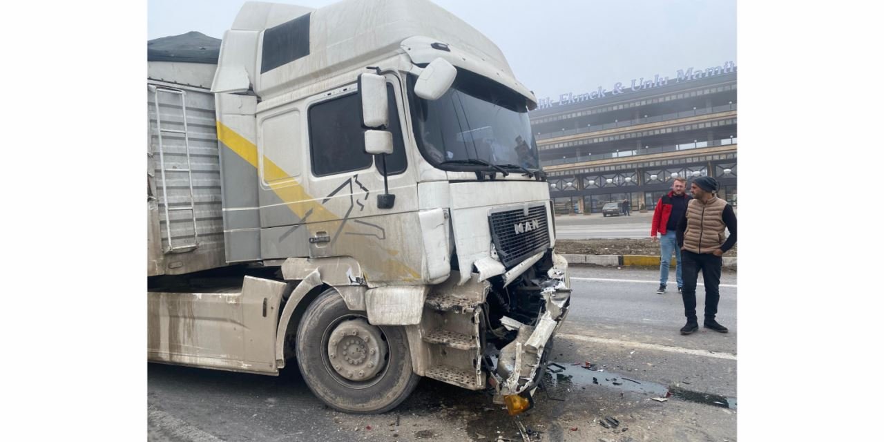 Sarayönü'nde kaza: Freni boşalan tır, başka bir tıra çarptı