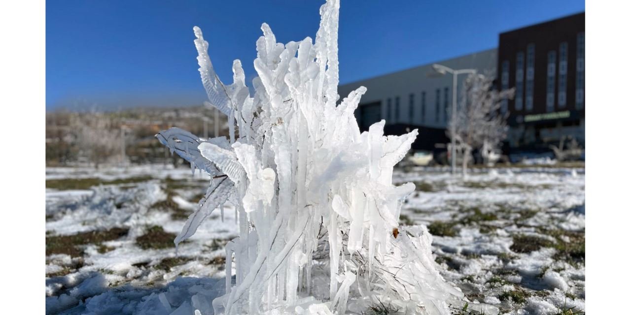 Yozgat'ta soğuk hava buz sarkıtlarını sanata dönüştürdü