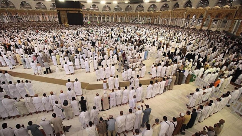 Kabe'de uzun süre sonra sosyal mesafesiz ilk namaz