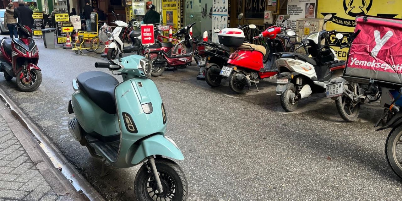 Cadde mi otopark mı? Motosikletler yolu kapladı!