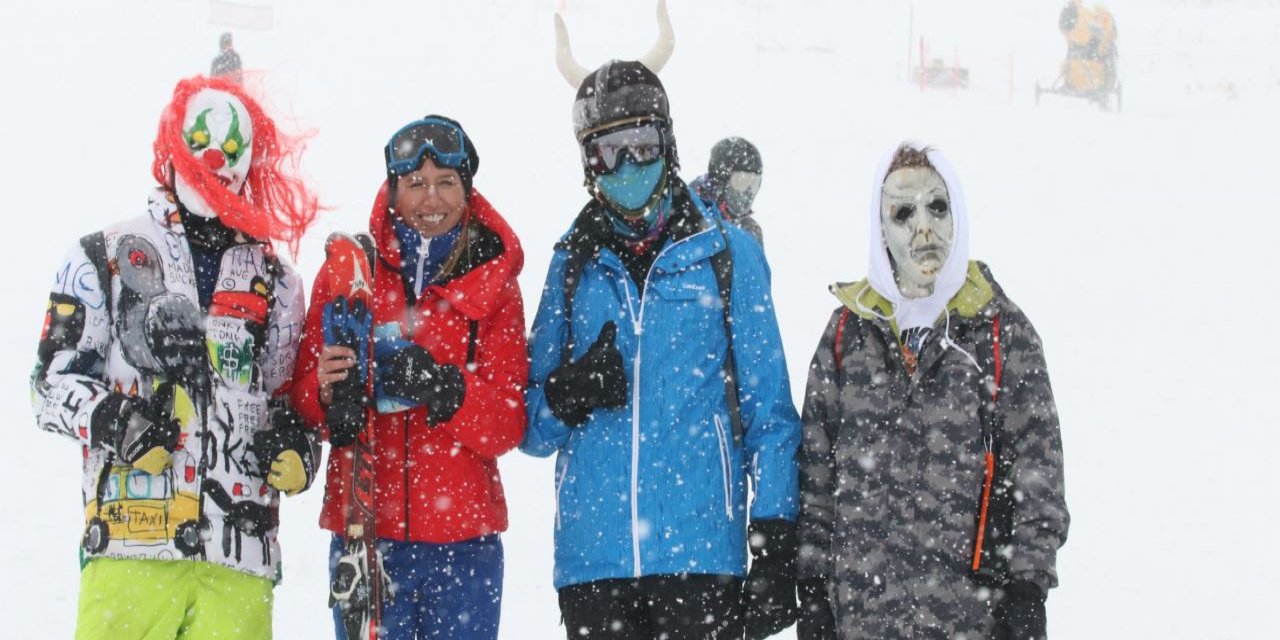 Erciyes'te rengarenk maskelerle kayak keyfi