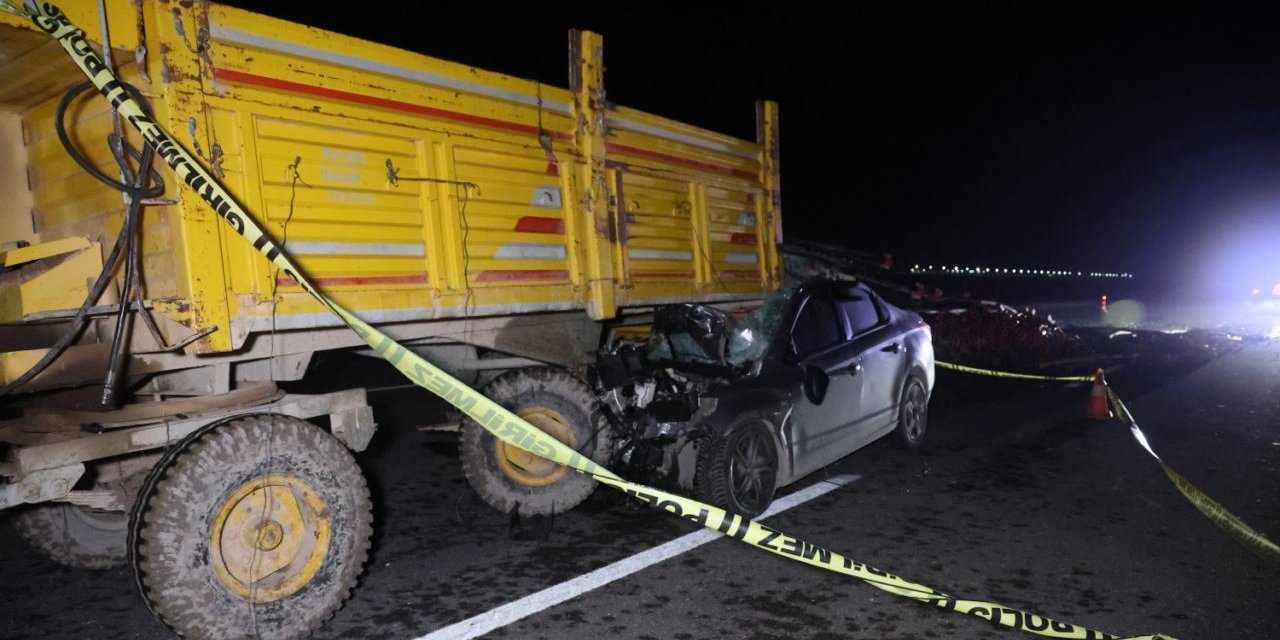 Otomobil römorka saplandı: Sürücü öldü