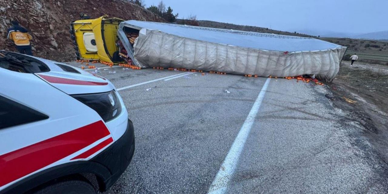 Konya'da tır devrildi, yol kapandı: 1 yaralı