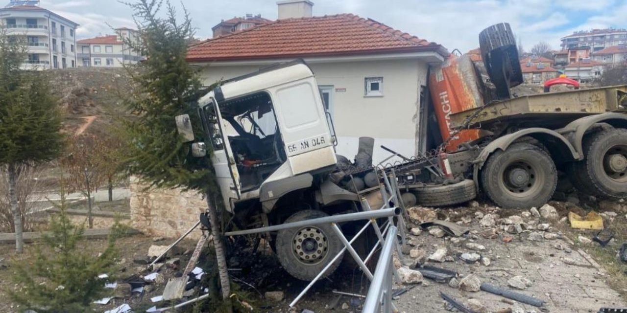 Freni boşalan tır, kamu binasına çarptı: 2 kişi yaralandı