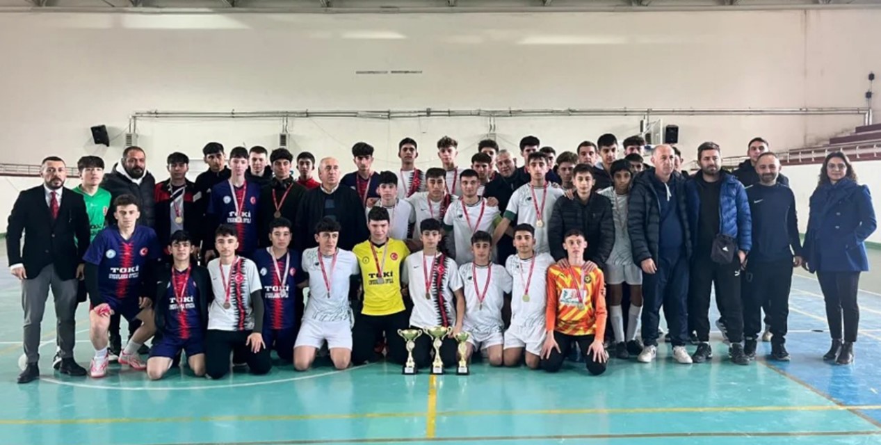 Futsal şampiyonları kupalarını aldı