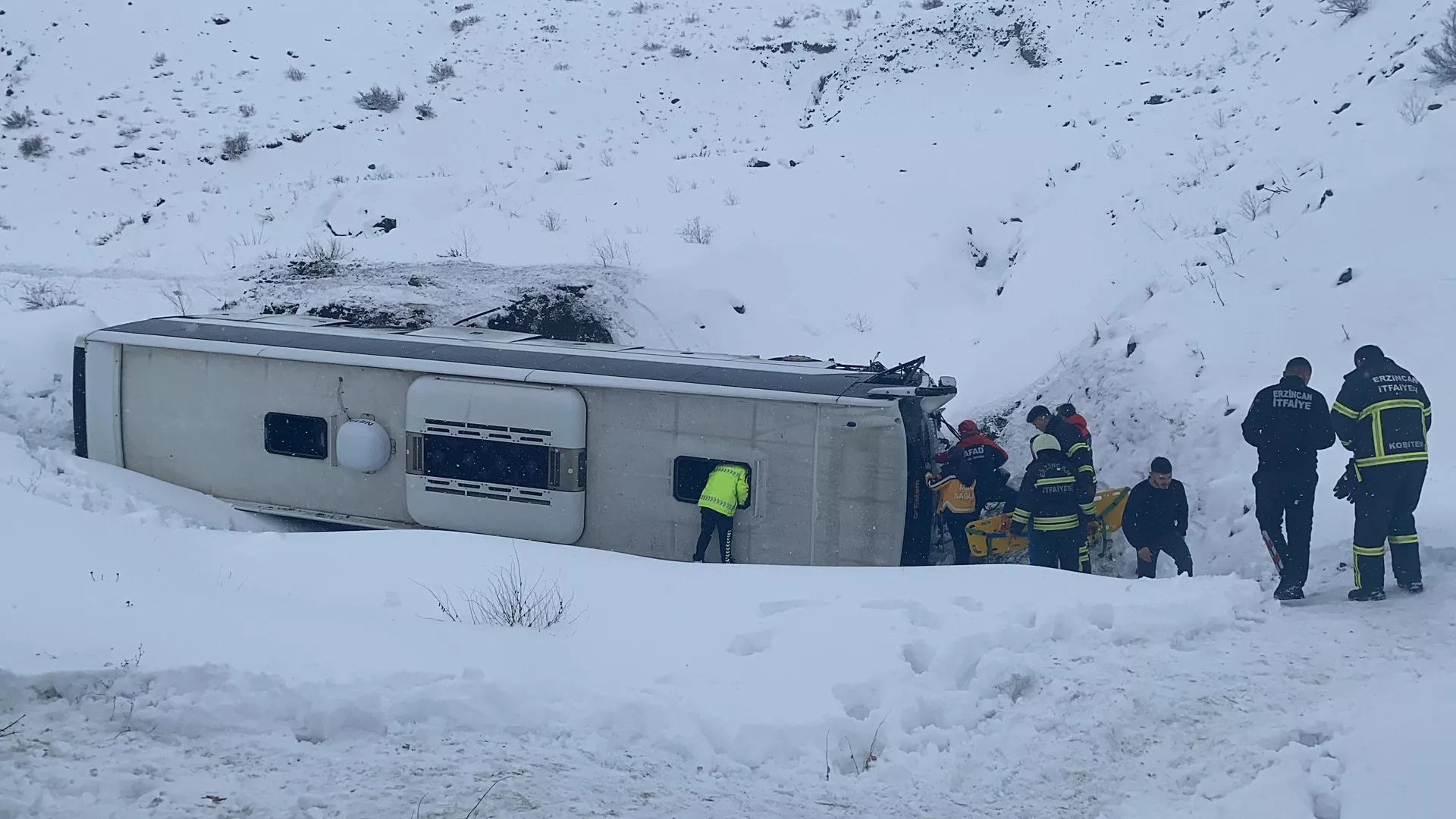 Erzincan'da yolcu otobüsü şarampole devrildi