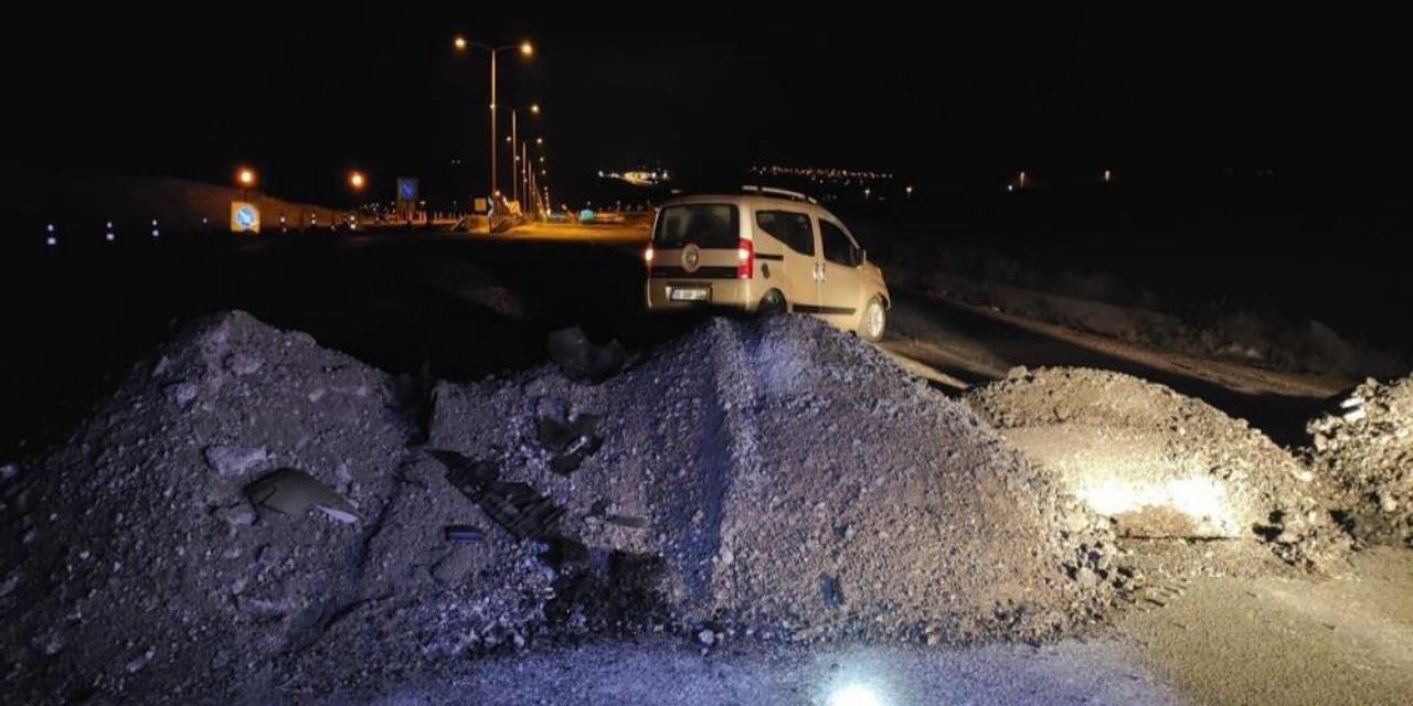 Konya'da kum yığınına çarpan araçta 1 yaralı