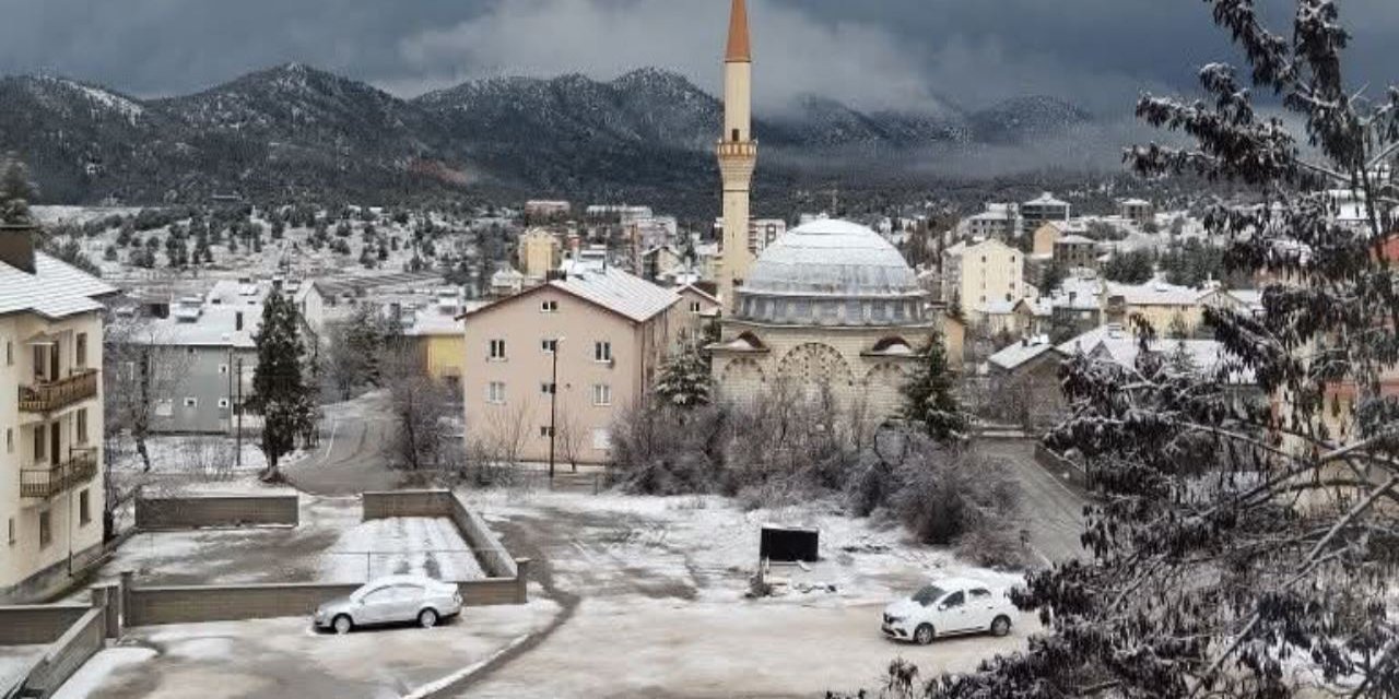 Konya’da kar ve yağmur yola çıktı