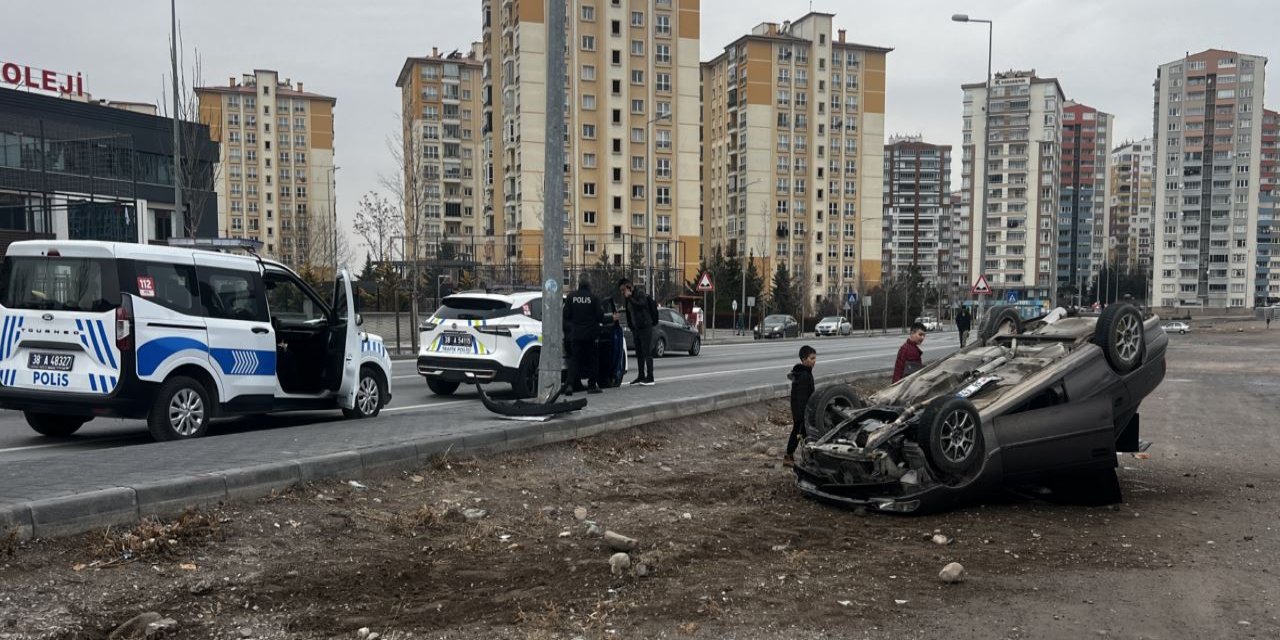 Kayseri'de devrilen otomobilde 3 yaralı