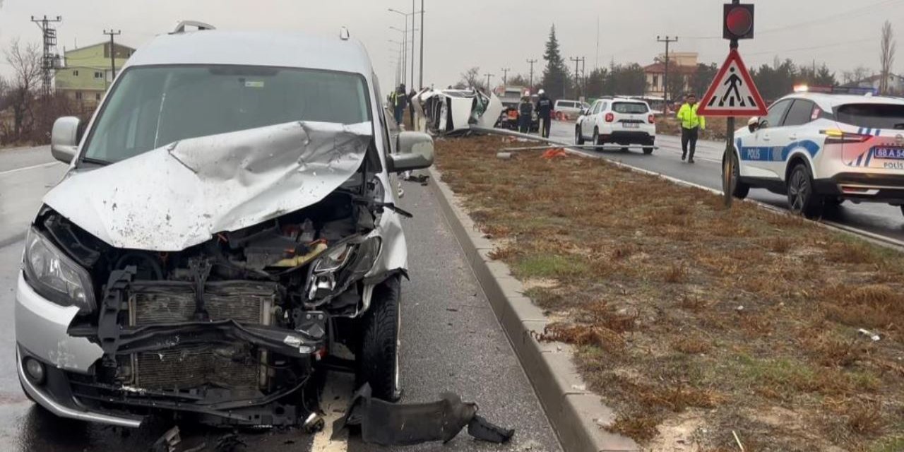 Hafif ticari araçla çarpışan otomobil metrelerce uçtu: 1 ağır yaralı