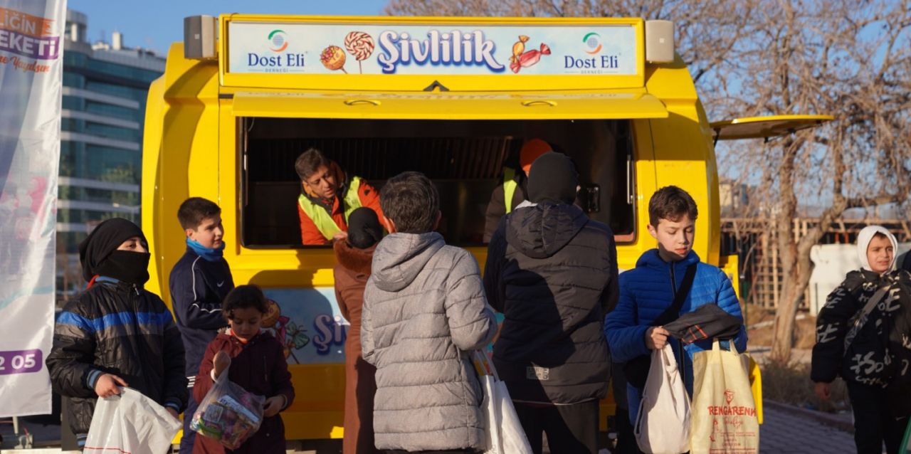 Dost Eli Derneği’nin “Şivlilik Arabaları” çocukları sevindirdi